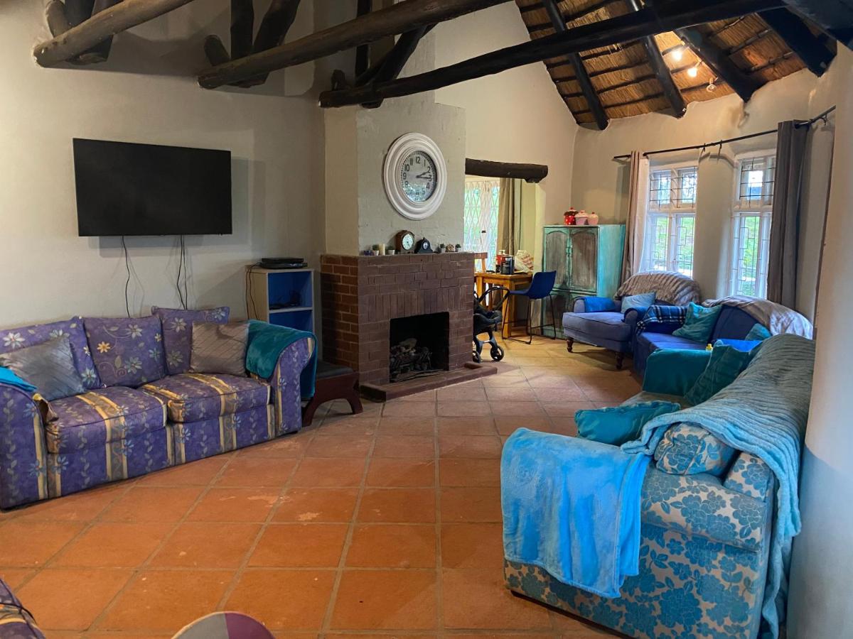 PET FRIENDLY,10 SLEEPER farm cottage 2KM FROM PIGGLY WIGGLY NOTTINGHAM RD KZN - Housity