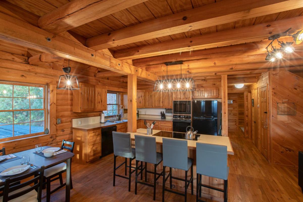 Treetops Cabin easy to Asheville with fast wifi and great view - Housity