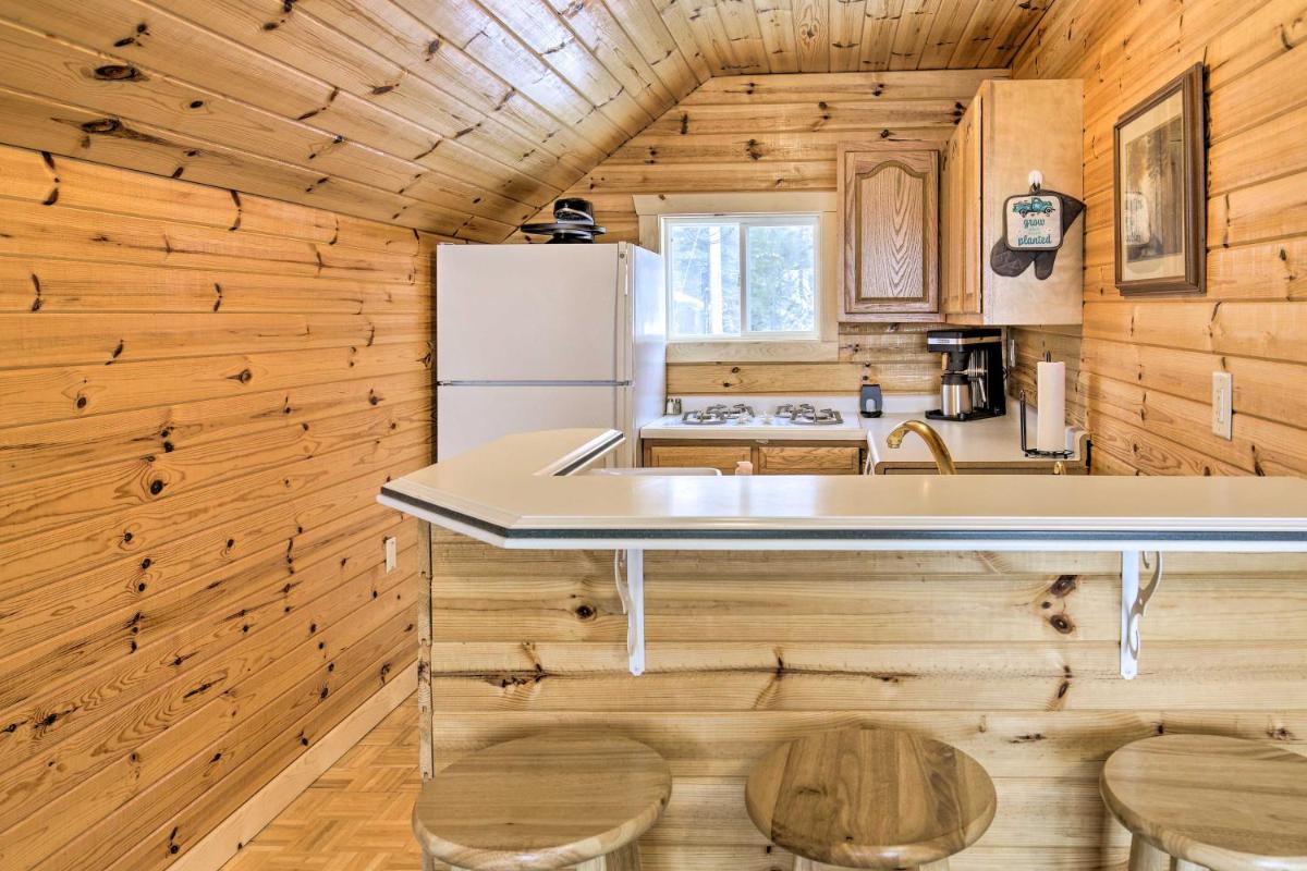 Cozy Eagle River Escape with Direct Lake Access - Housity