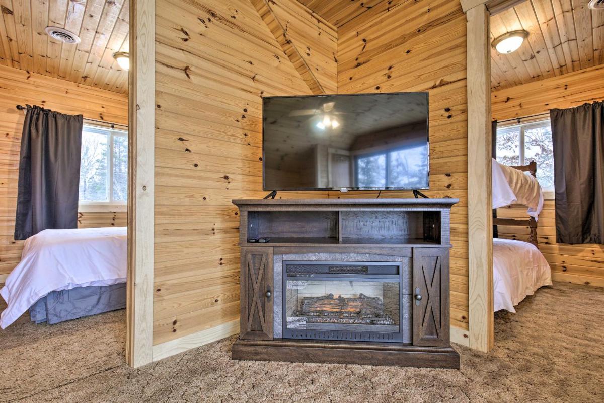 Cozy Eagle River Escape with Direct Lake Access - Housity