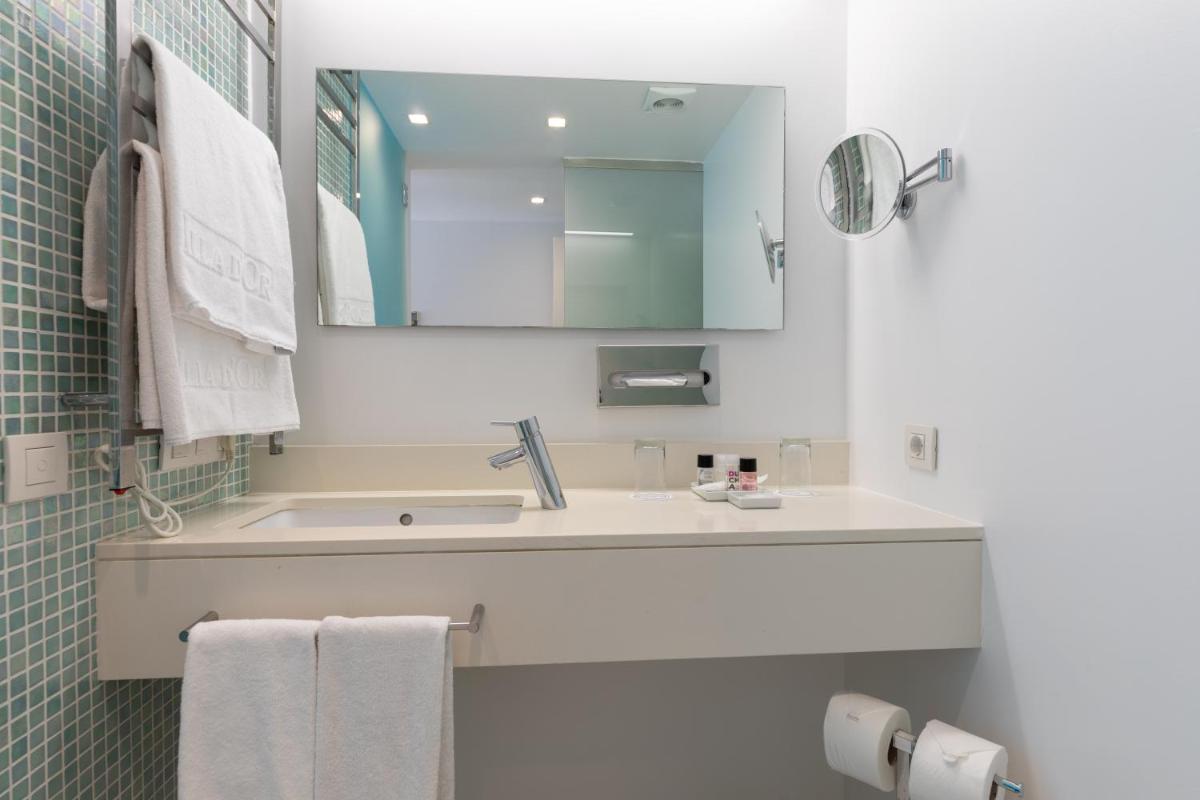 Un baño de Hotel Illa d'Or & Club Apts 4* Sup