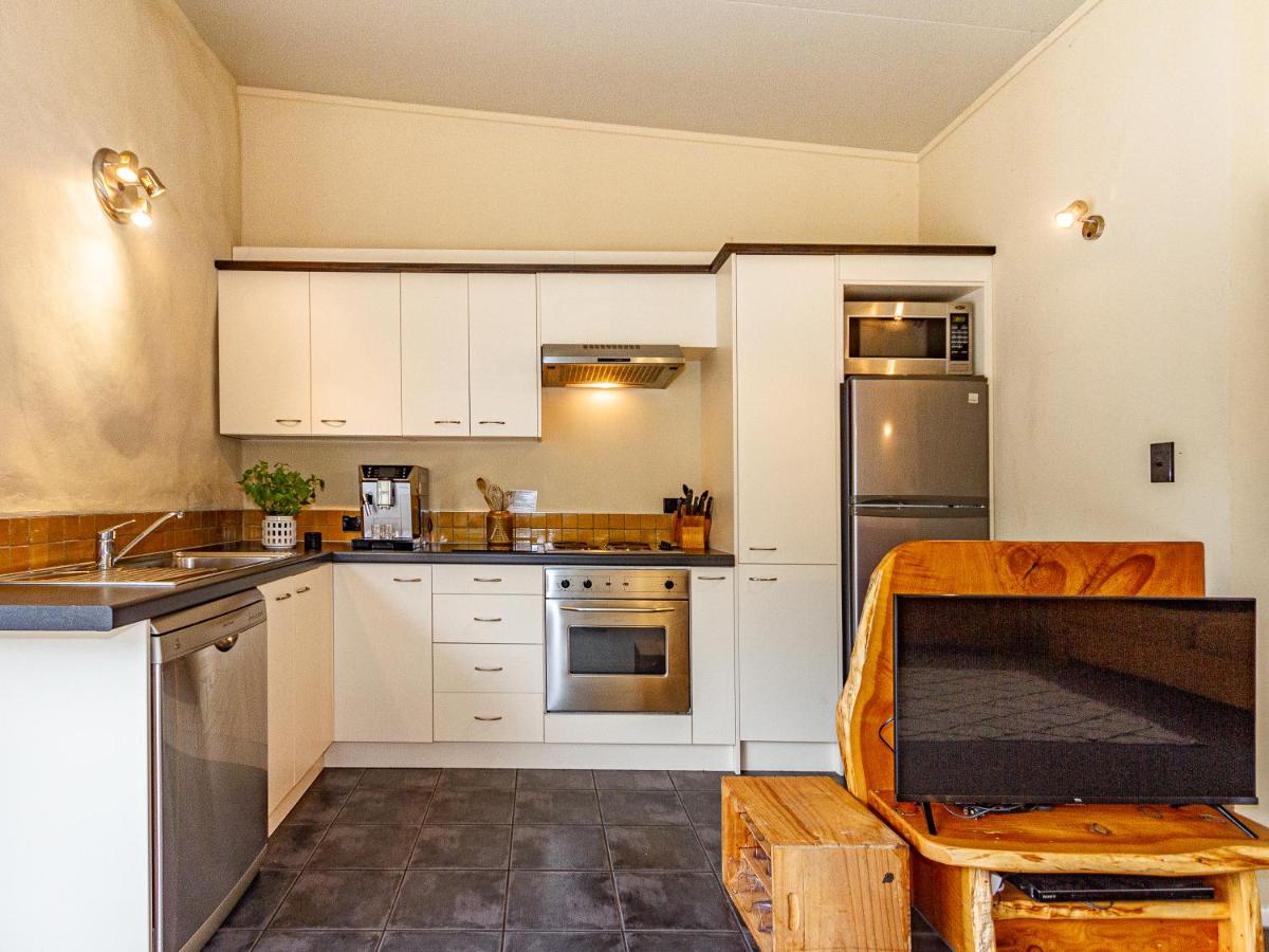 The Yellow Straw House - Rangataua Holiday Home - Housity