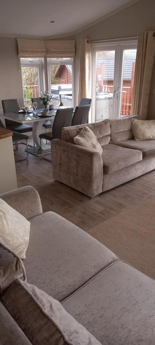 luxury timber pet friendly lodge with private hot tub 2 to 6 guests, outstanding views nr Paignton - Housity