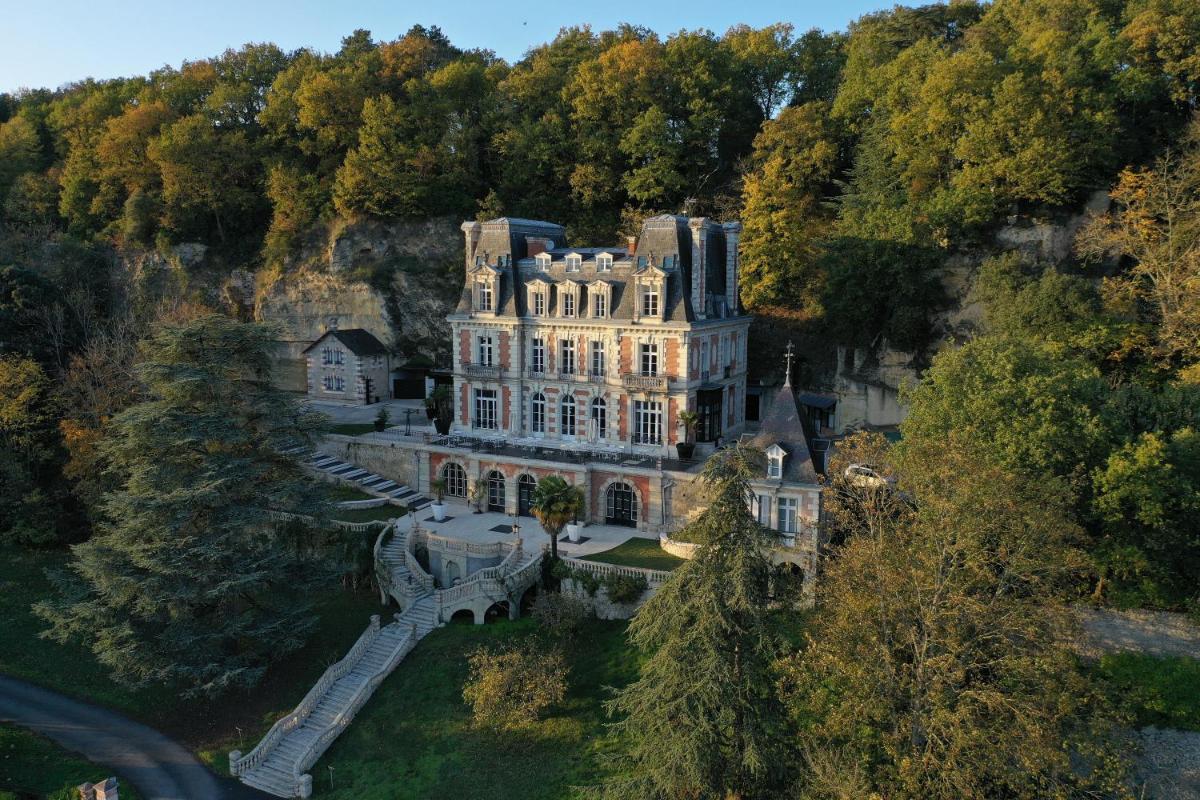 un domaine au bord d'une colline plantée d'arbres dans l'établissement Art Hotel, à Rochecorbon