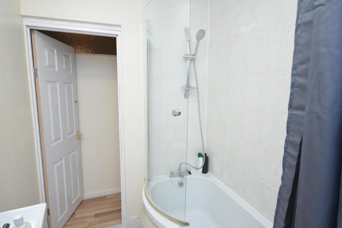 Cheerful 4 bedroom House in greater London - Housity