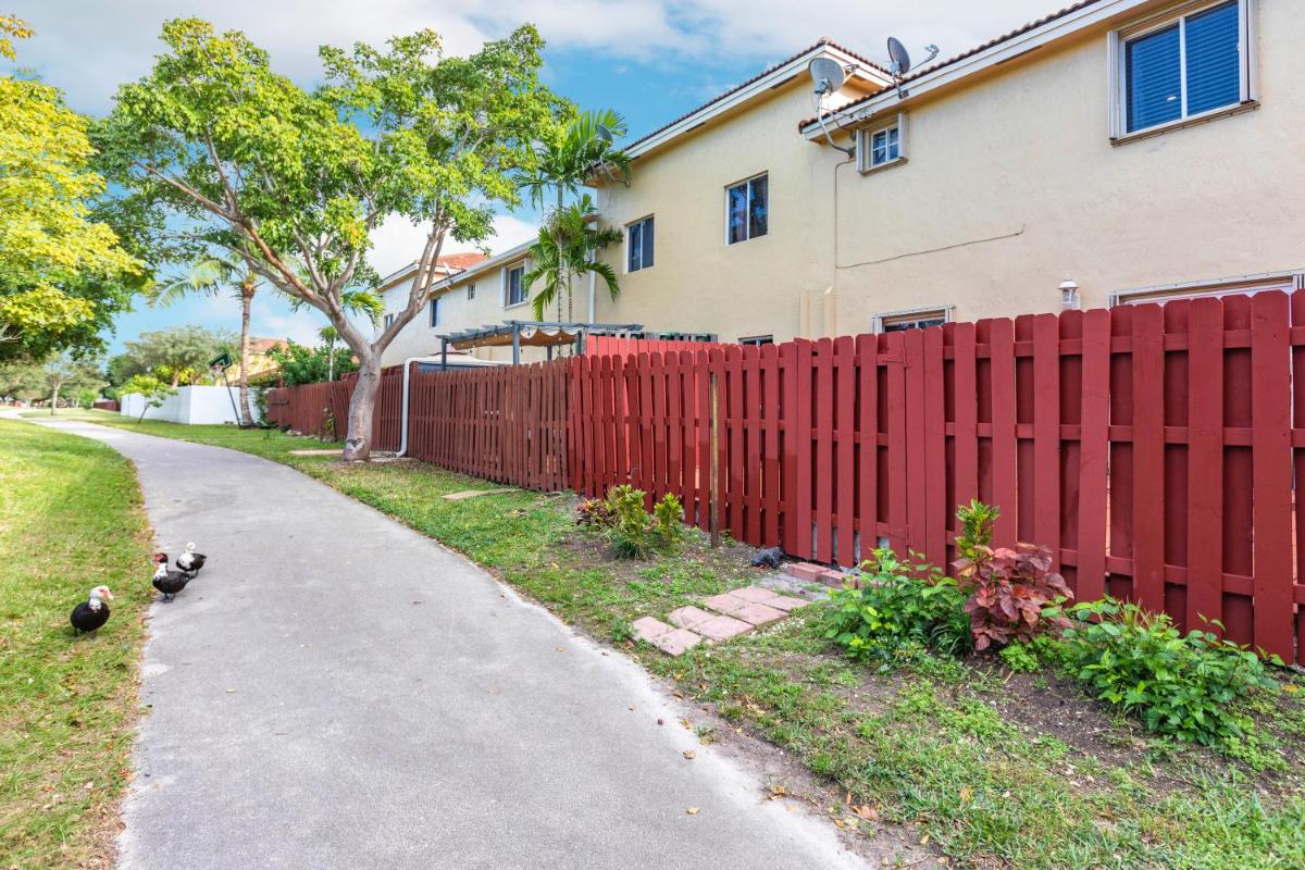 LOVELY NEWLY RENOVATED HOME 3 Bedrooms 3 baths NICE PATIO - Housity
