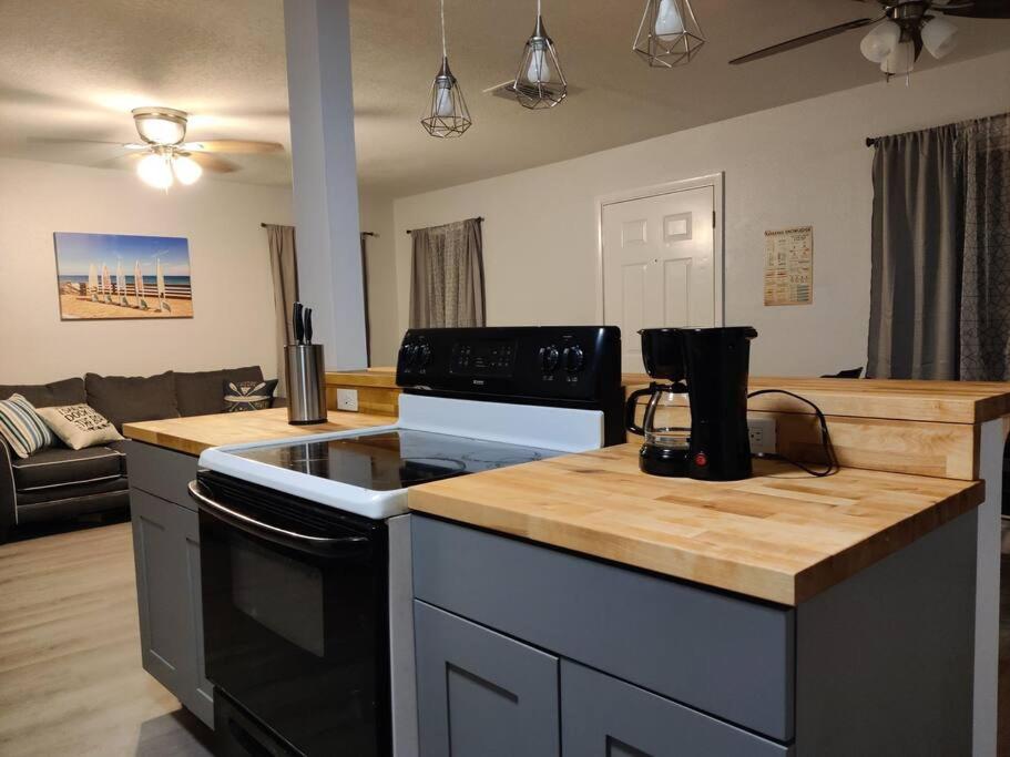 Near Venice Beach, sleeps 6, walk to river - Housity