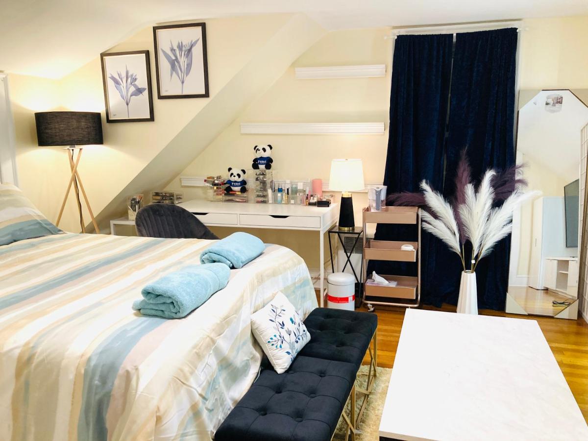 Perfume Room FR - Luxurious Master Bedroom, 4K 65 TV, Netflix, Work Desk - Housity