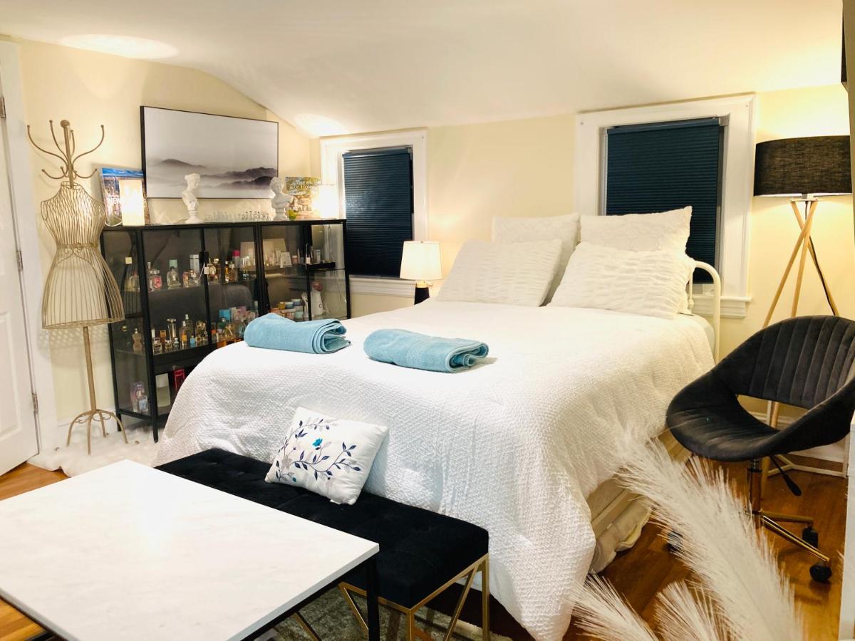 Perfume Room FR - Luxurious Master Bedroom, 4K 65 TV, Netflix, Work Desk - Housity