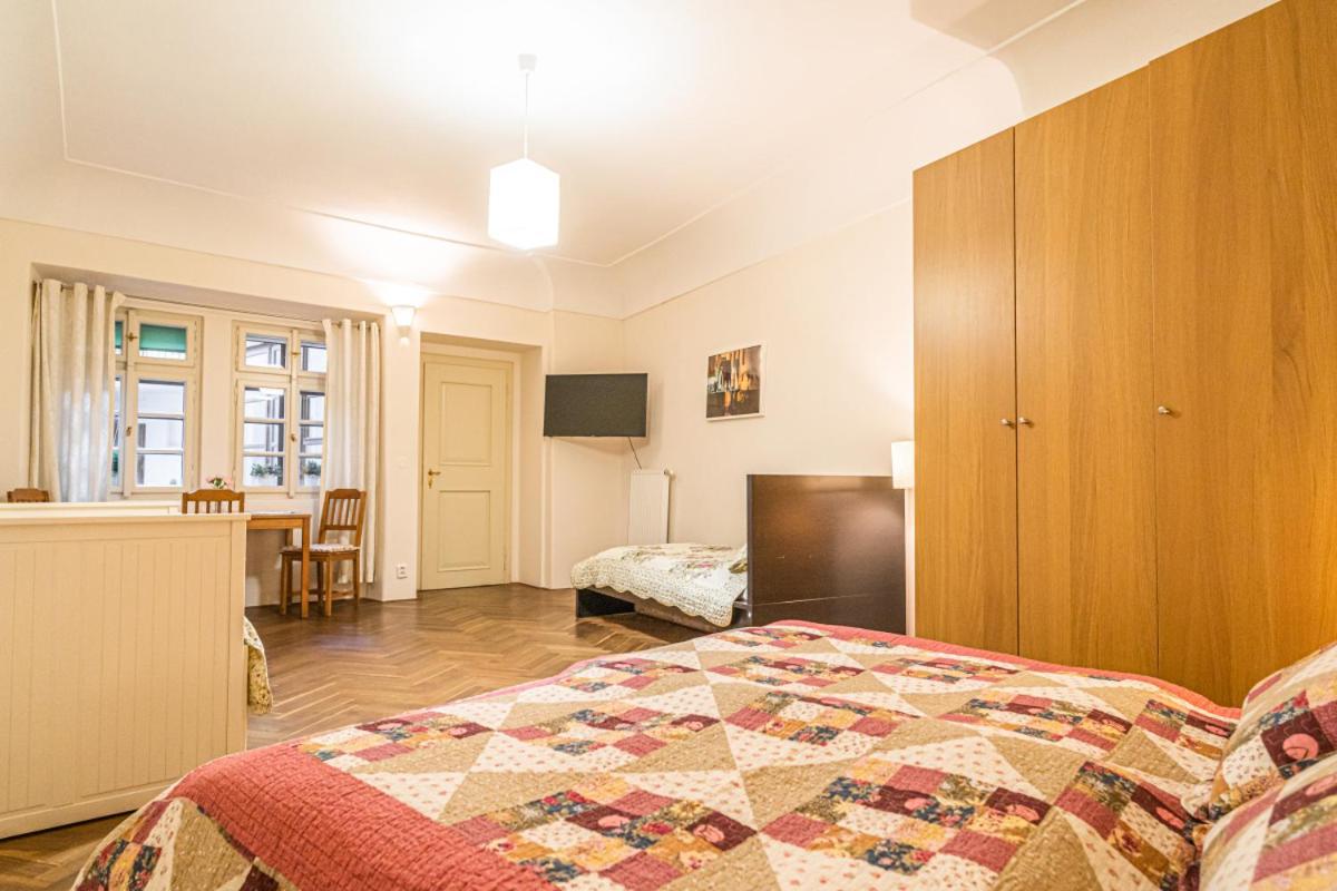 Stylish Studio at Lesser Town, Charles Bridge 3min by walk - Housity