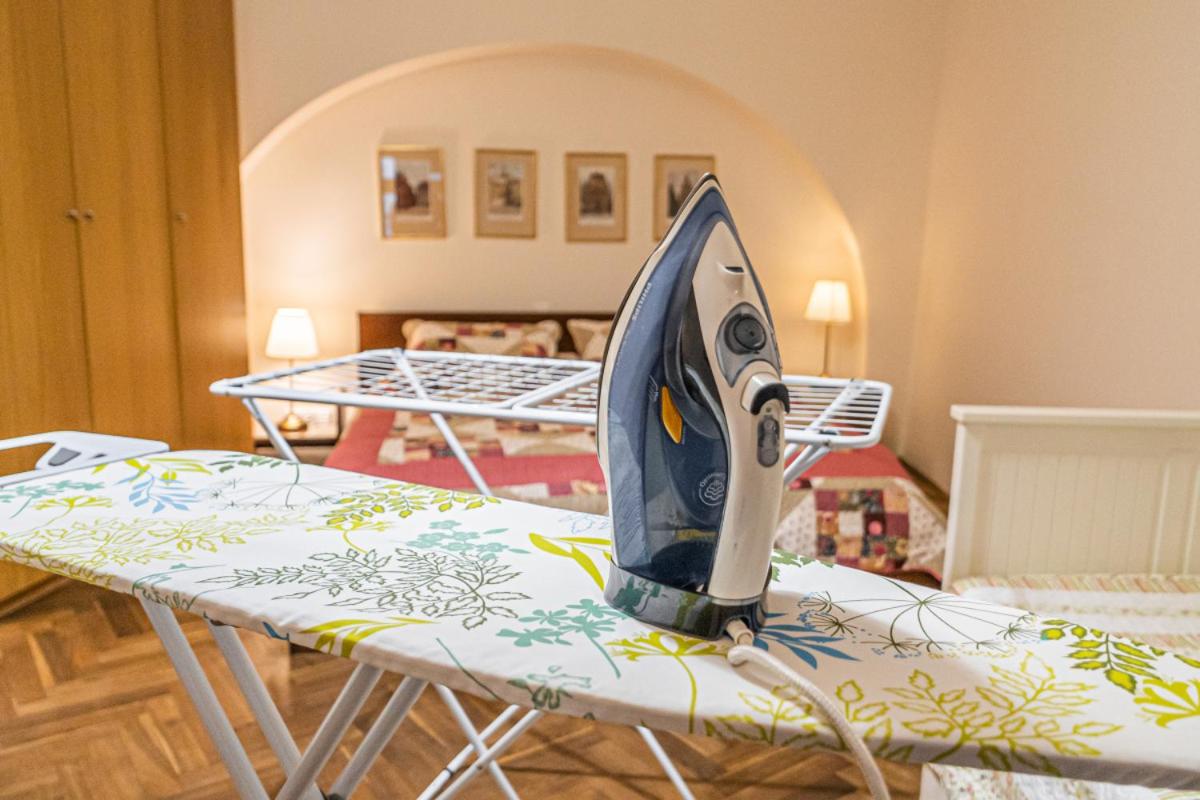 Stylish Studio at Lesser Town, Charles Bridge 3min by walk - Housity