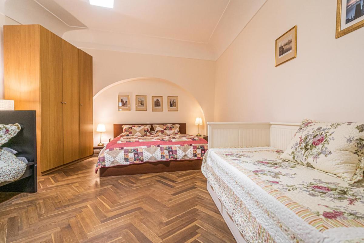 Stylish Studio at Lesser Town, Charles Bridge 3min by walk - Housity
