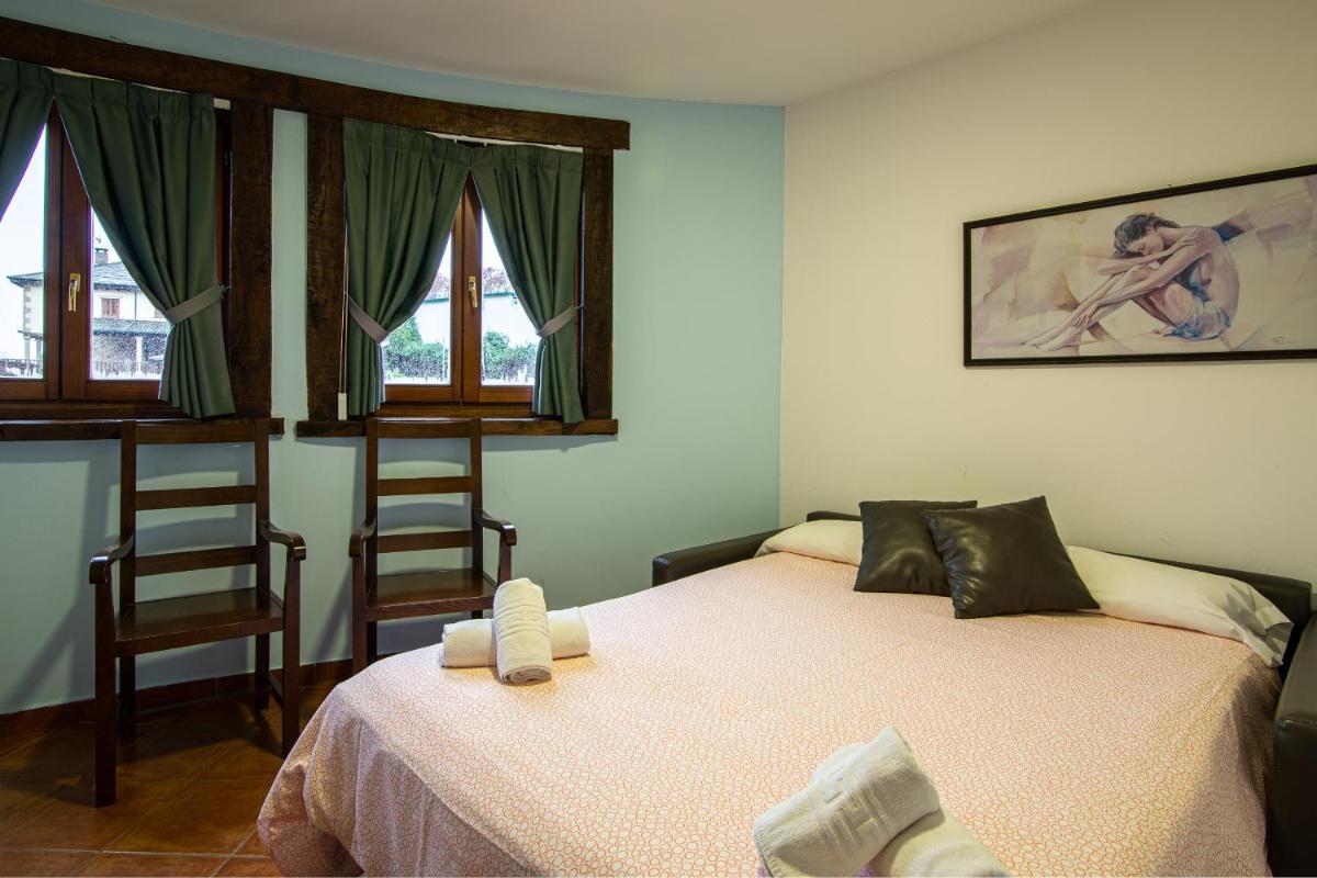 Un dormitorio con una cama y dos sillas. en Hotel Balneario Río Pambre, en Palas de Rei 55 fotos más