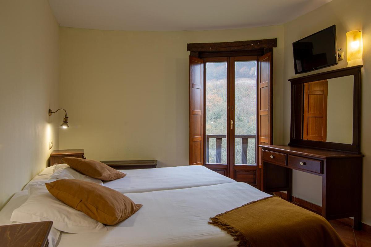 Cama o camas de una habitación en Hotel Balneario Río Pambre