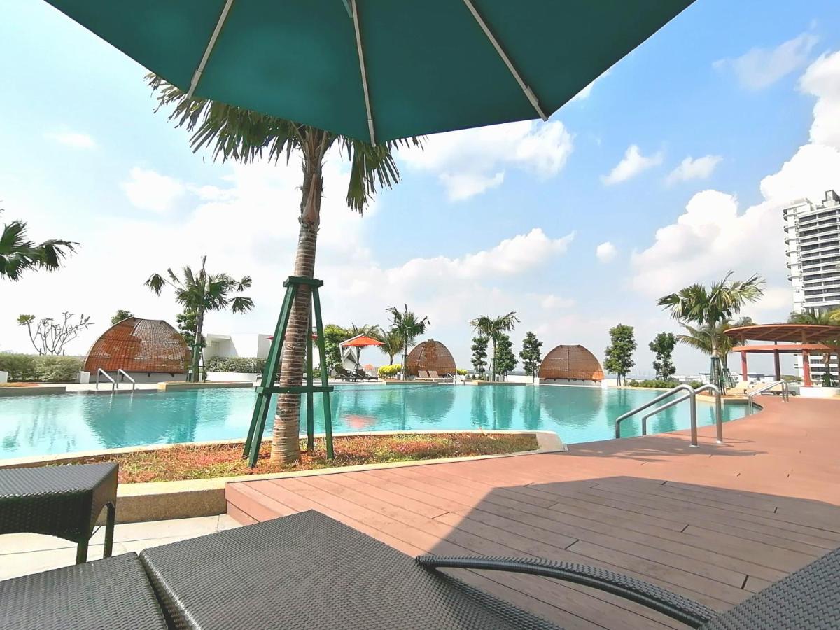 Suitetrails - Almas Suites Puteri Harbour Hello Kitty