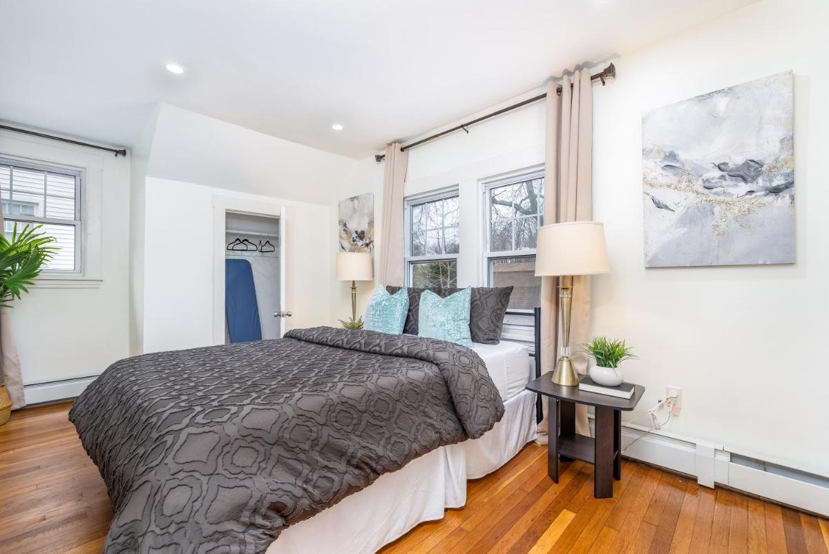 Gorgeous 3 bedroom - 9 mins to Hartford, Connecticut - Housity