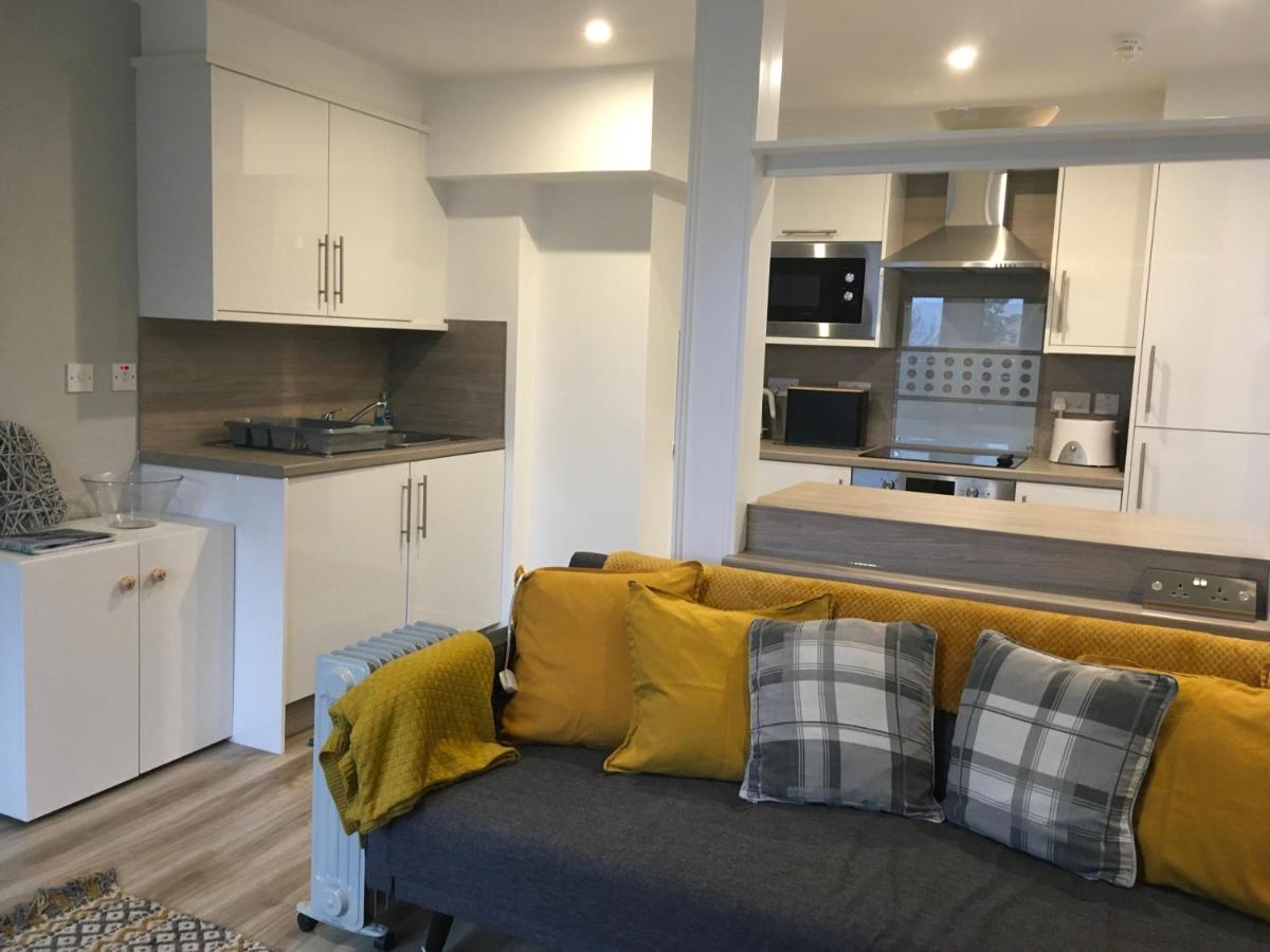 Cosy cottage with sea views close to local shops. - Housity
