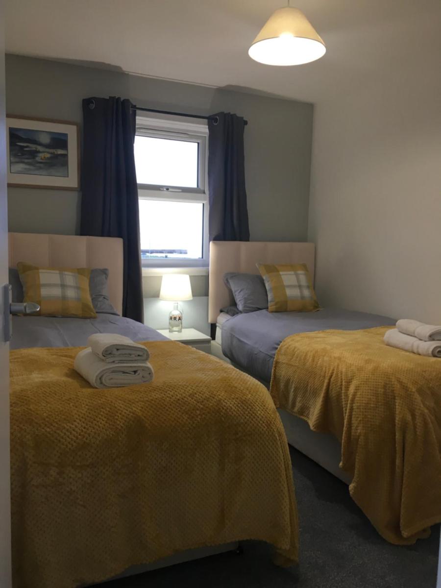 Cosy cottage with sea views close to local shops. - Housity
