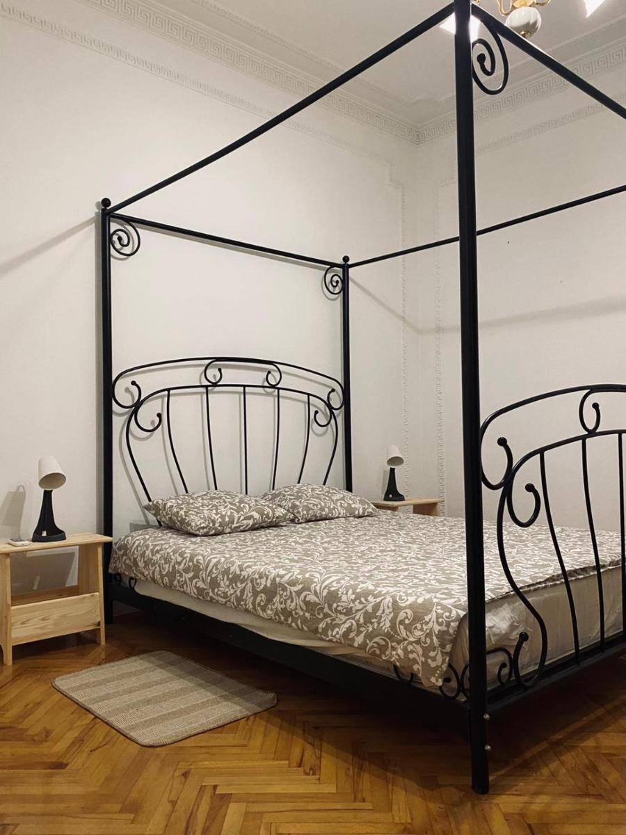 Tara's Hostel - Housity