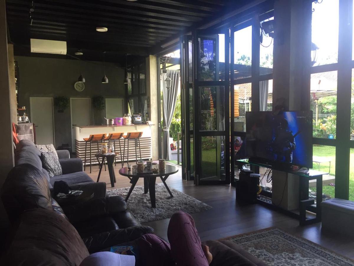 Villa 2 Lt 500M2 Di Perkotaan Margahayu Bandung - Housity
