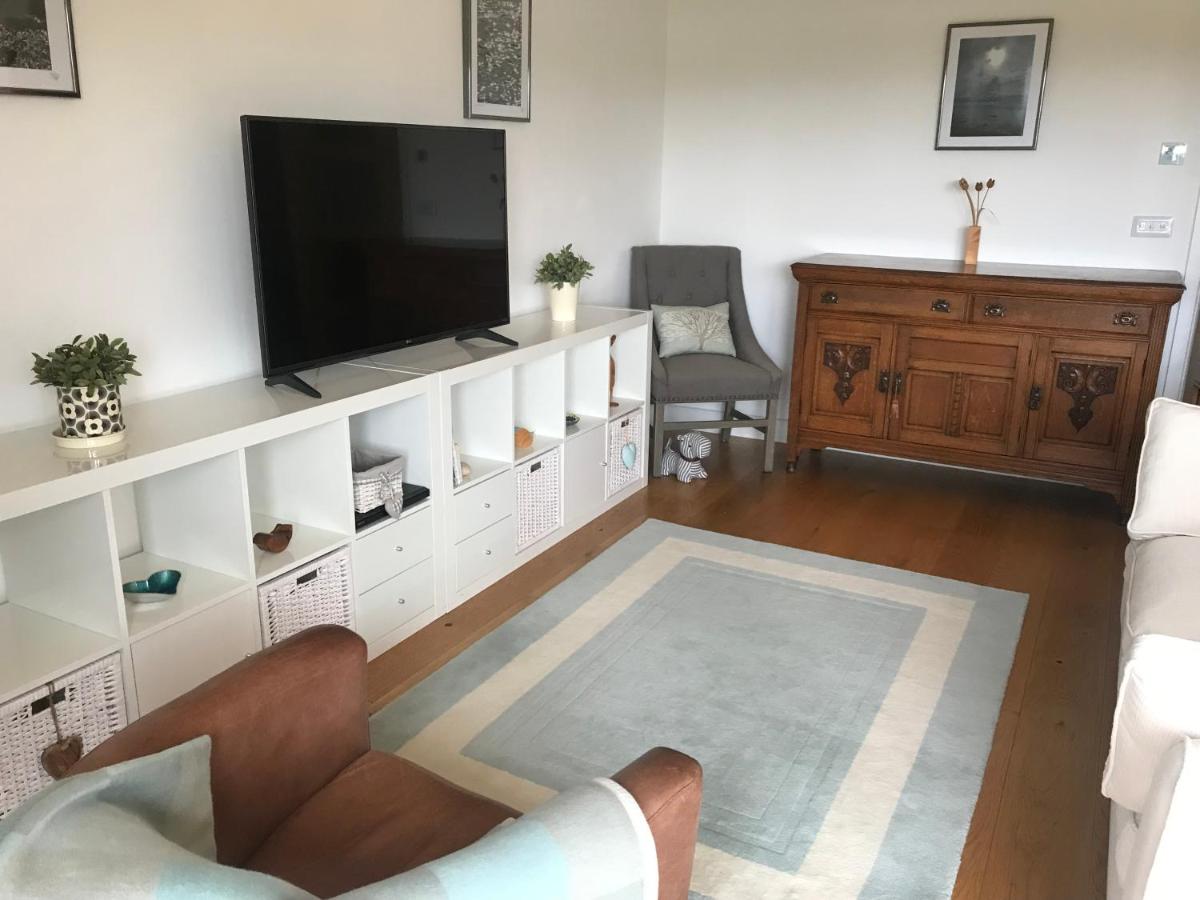 Modern apartment with stunning views, close to amenities and St Ives - Housity
