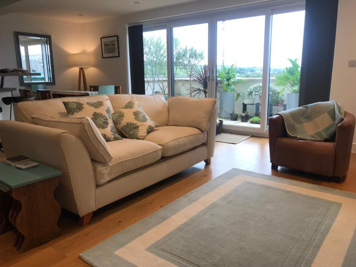 Modern apartment with stunning views, close to amenities and St Ives - Housity