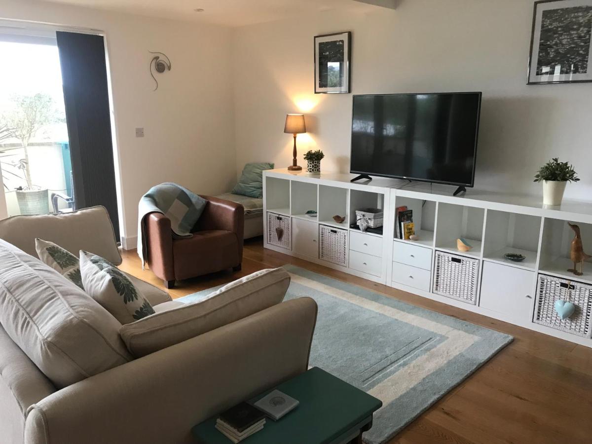 Modern apartment with stunning views, close to amenities and St Ives - Housity