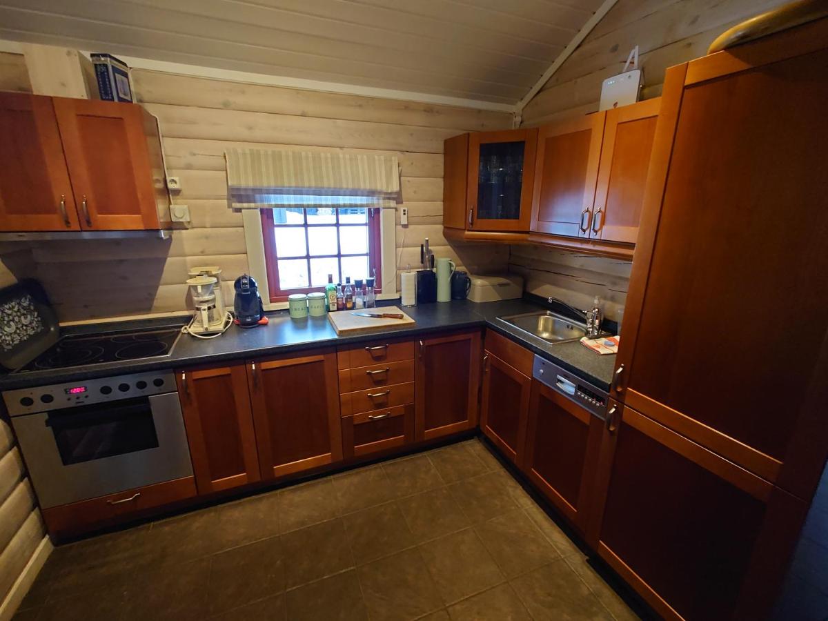 100m lift, 2 min swim - Large family cabin - Housity