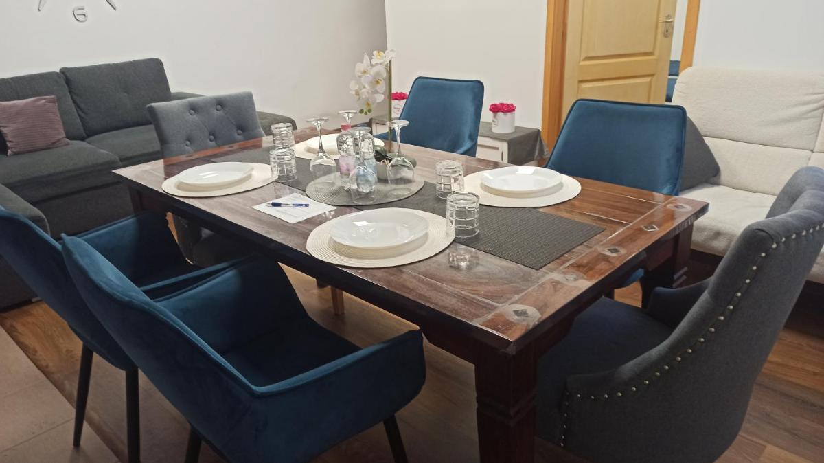 Váralja Apartman - Housity