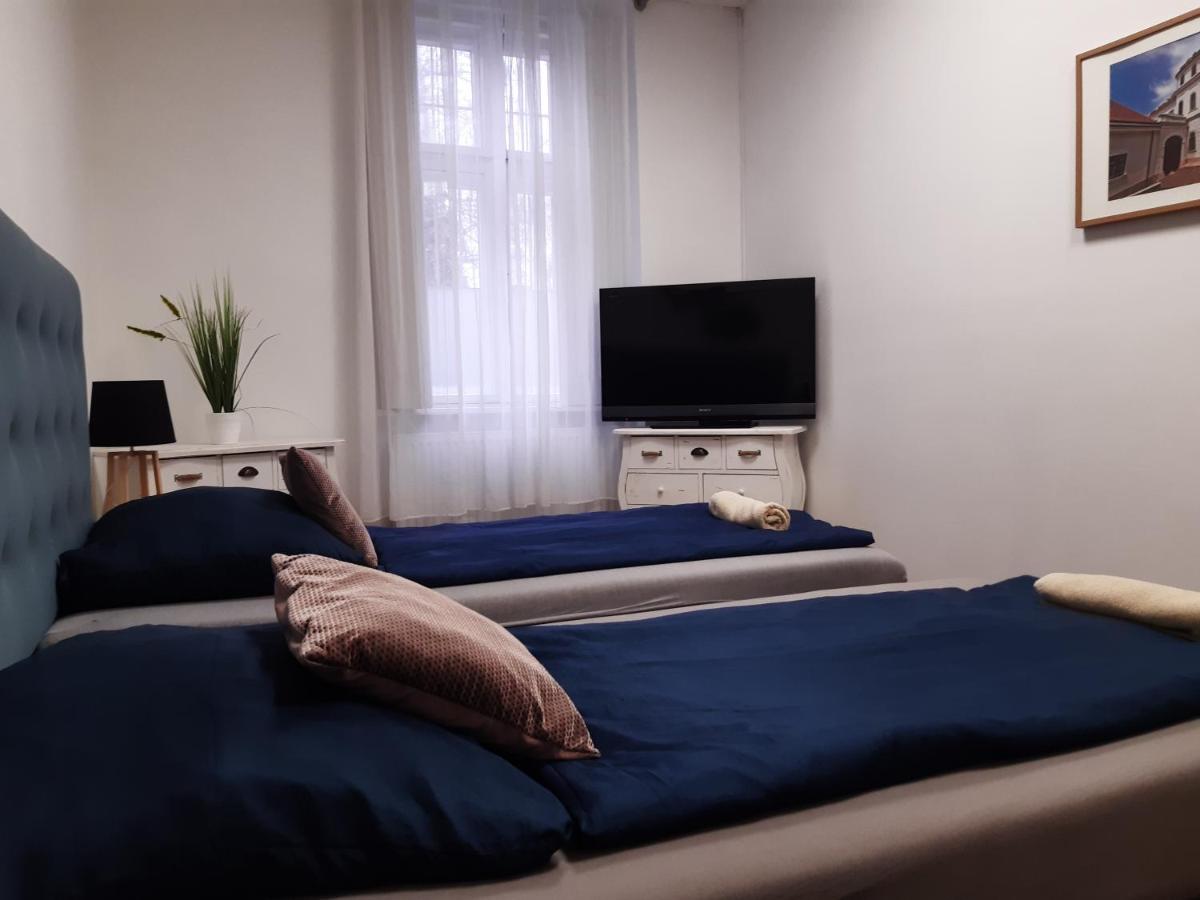Váralja Apartman - Housity