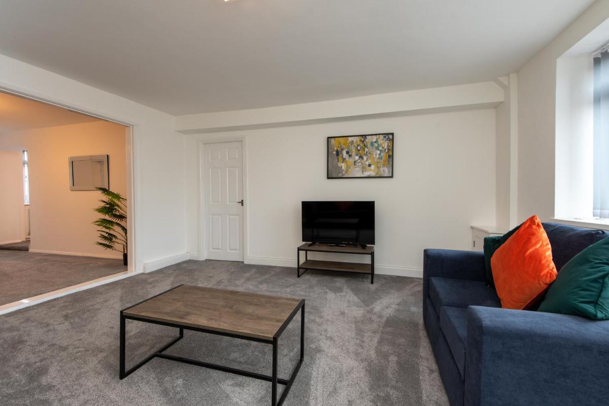 Large comfortable house with 3 reception rooms near road links - Housity