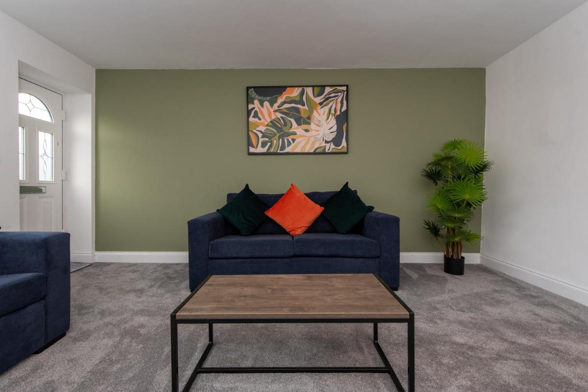 Large comfortable house with 3 reception rooms near road links - Housity