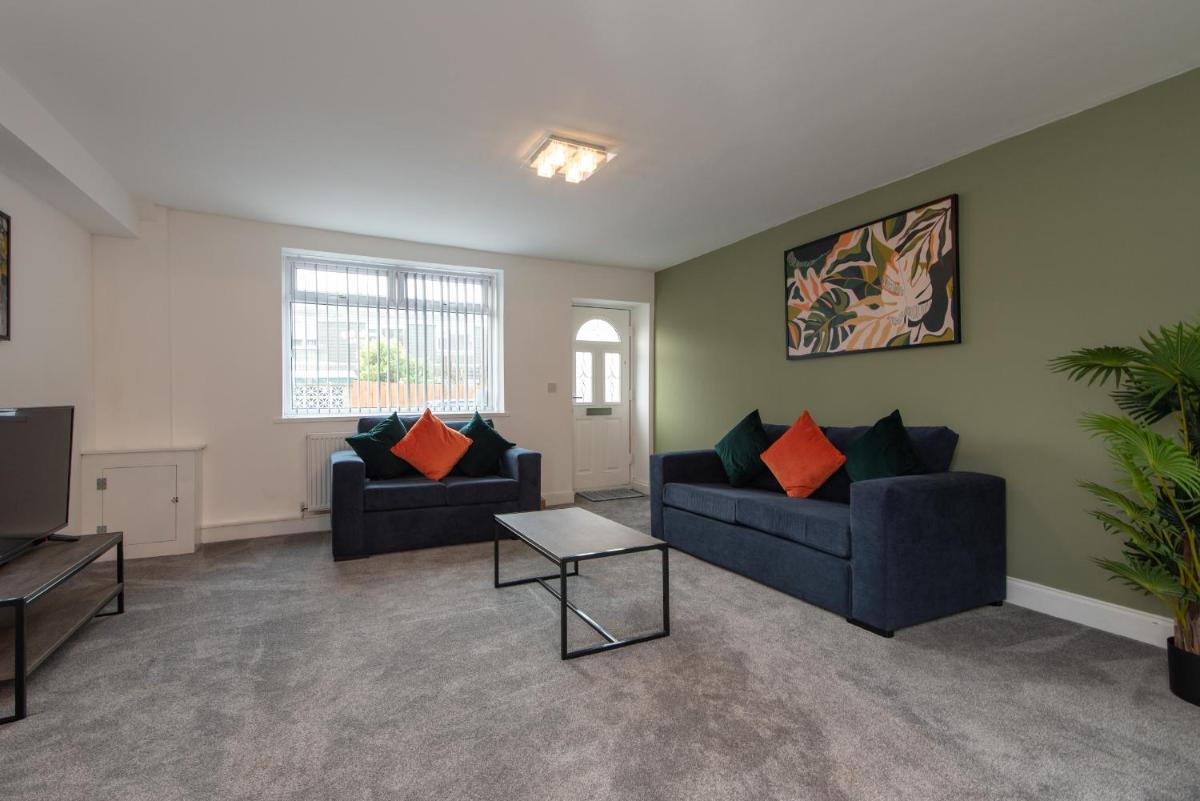 Large comfortable house with 3 reception rooms near road links - Housity