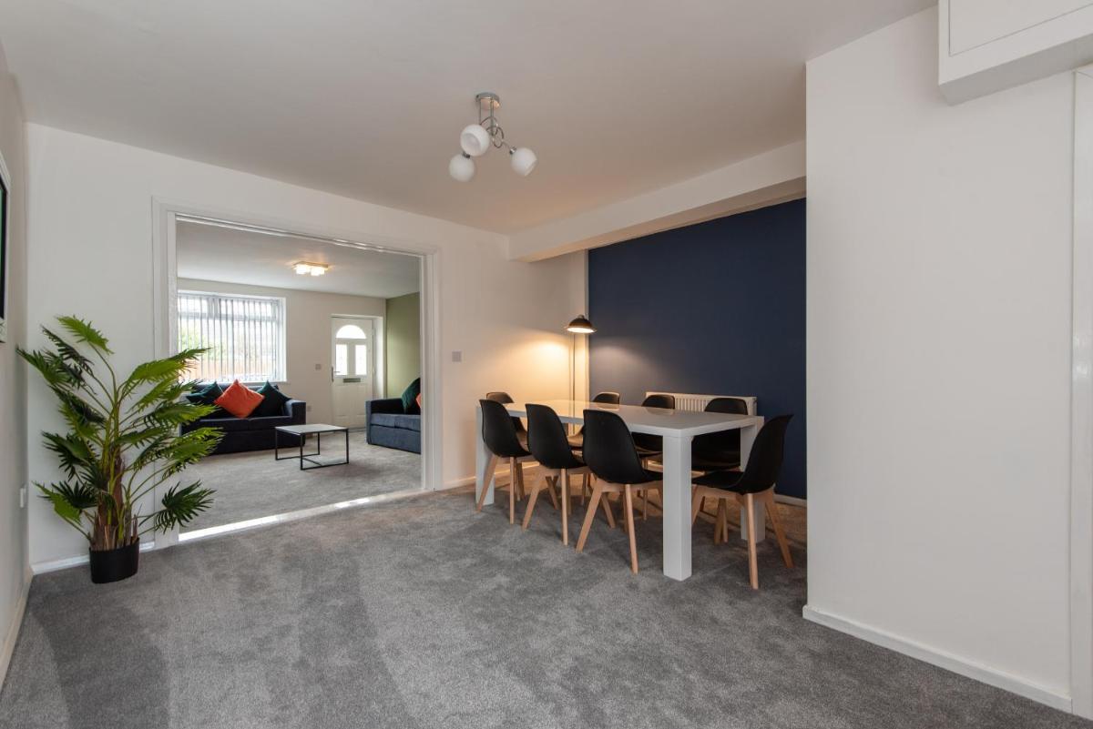 Large comfortable house with 3 reception rooms near road links - Housity