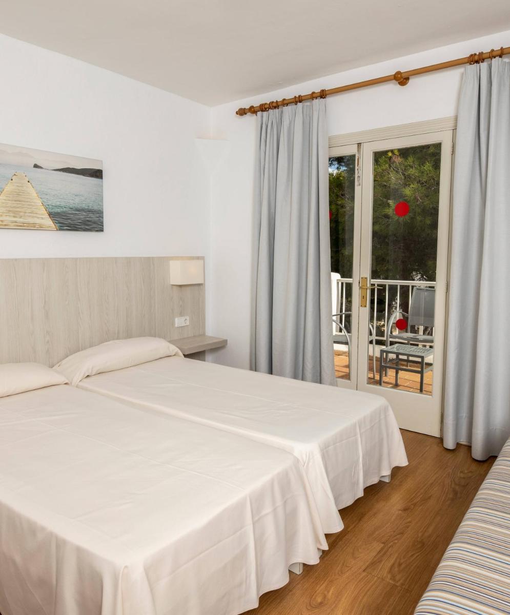 Cama o camas de una habitación en Hotel Club Es Talaial