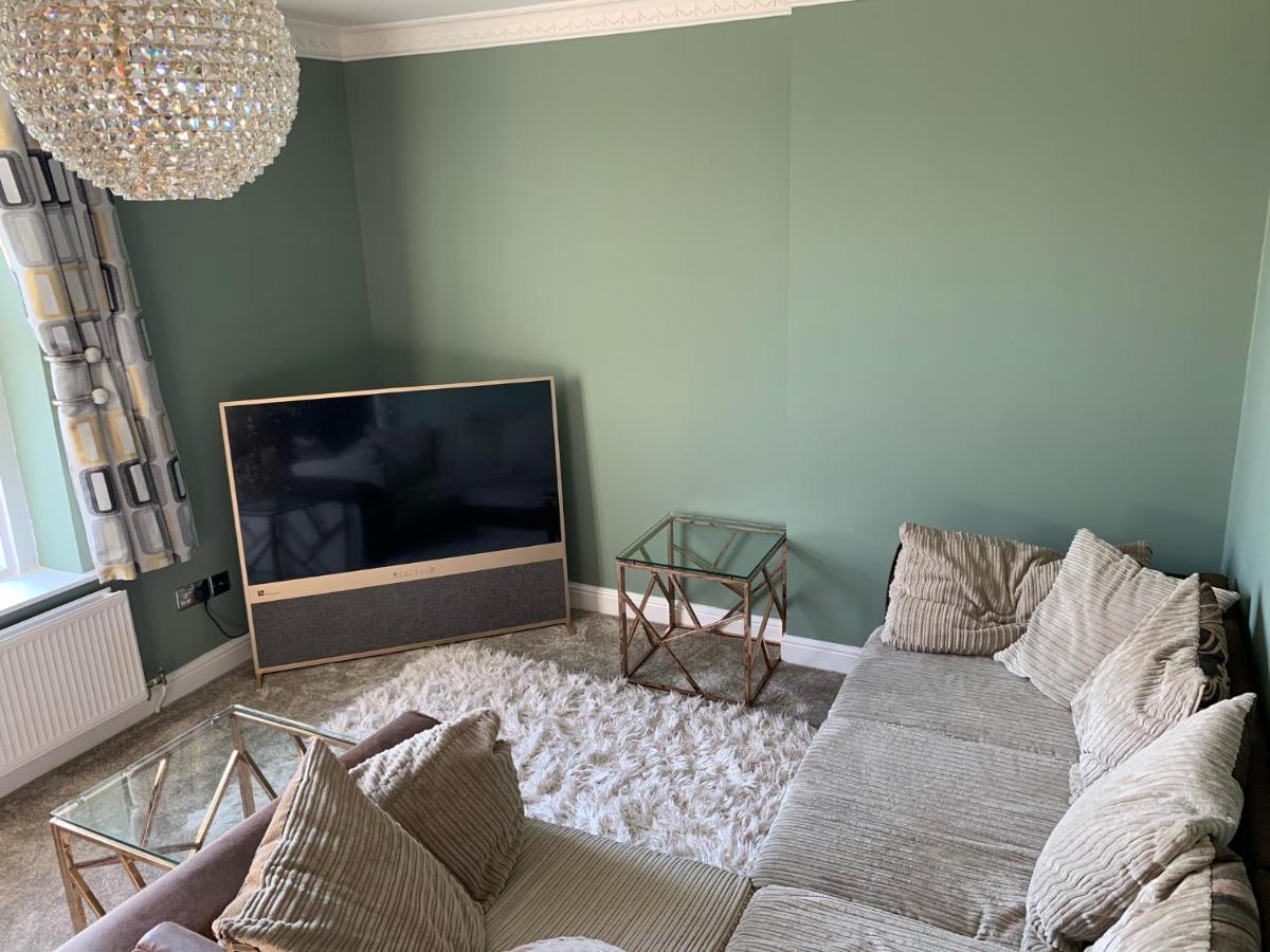 Stylish 2 Bed Penthouse in Trendy Pontcanna - Housity