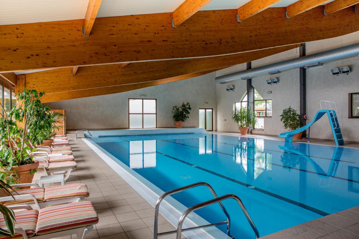 Piscine de l'établissement Best Western Le Relais de Laguiole Hôtel & Spa ou située à proximité