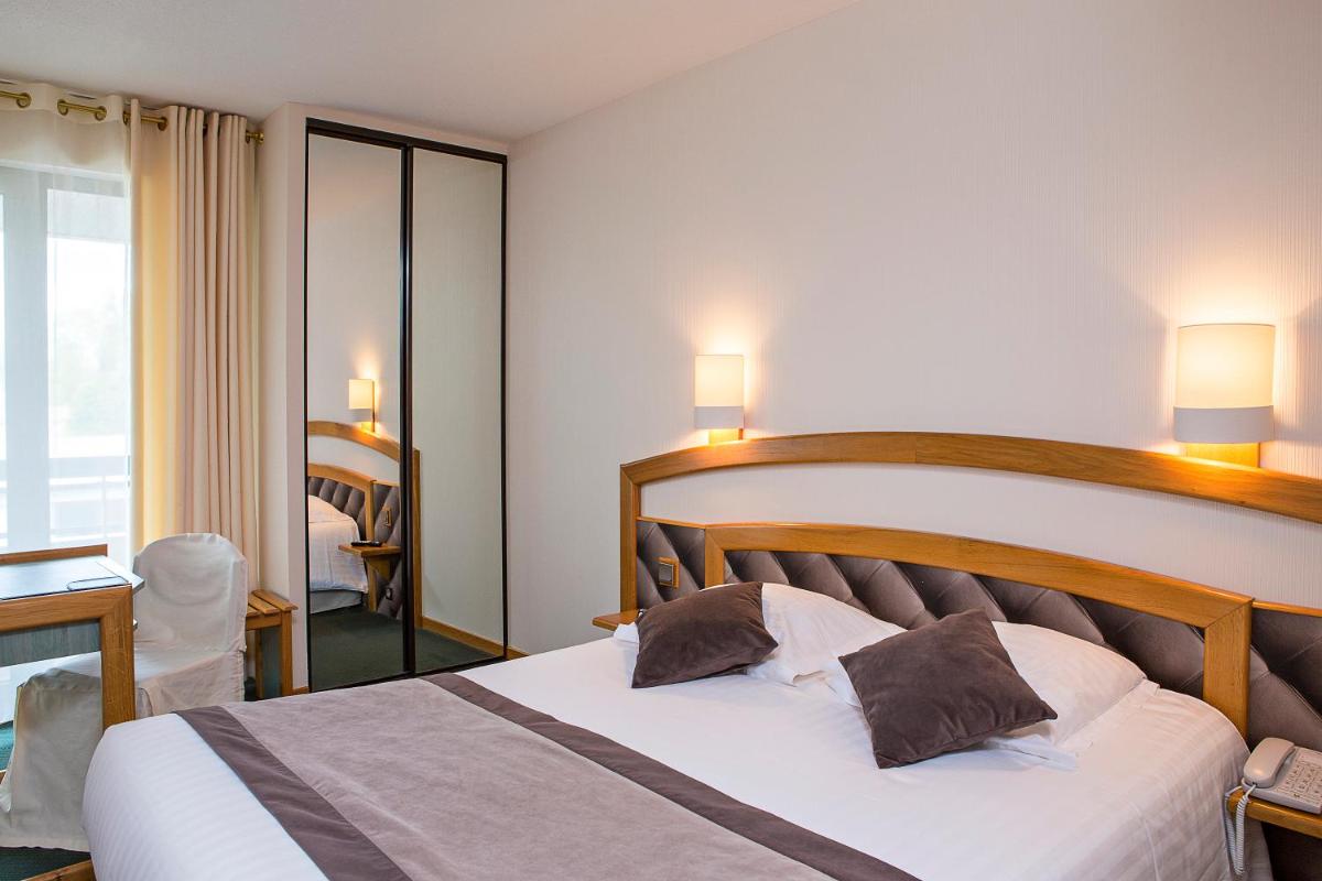 Un ou plusieurs lits dans un hébergement de l'établissement Best Western Le Relais de Laguiole Hôtel & Spa