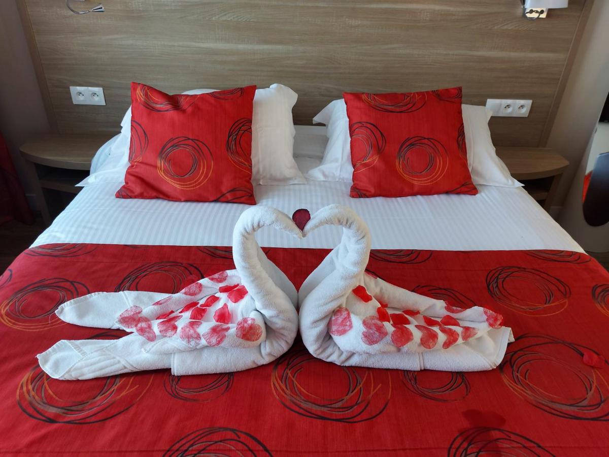Un ou plusieurs lits dans un hébergement de l'établissement Contact hôtel - Hôtel Les Bleuets & SPA