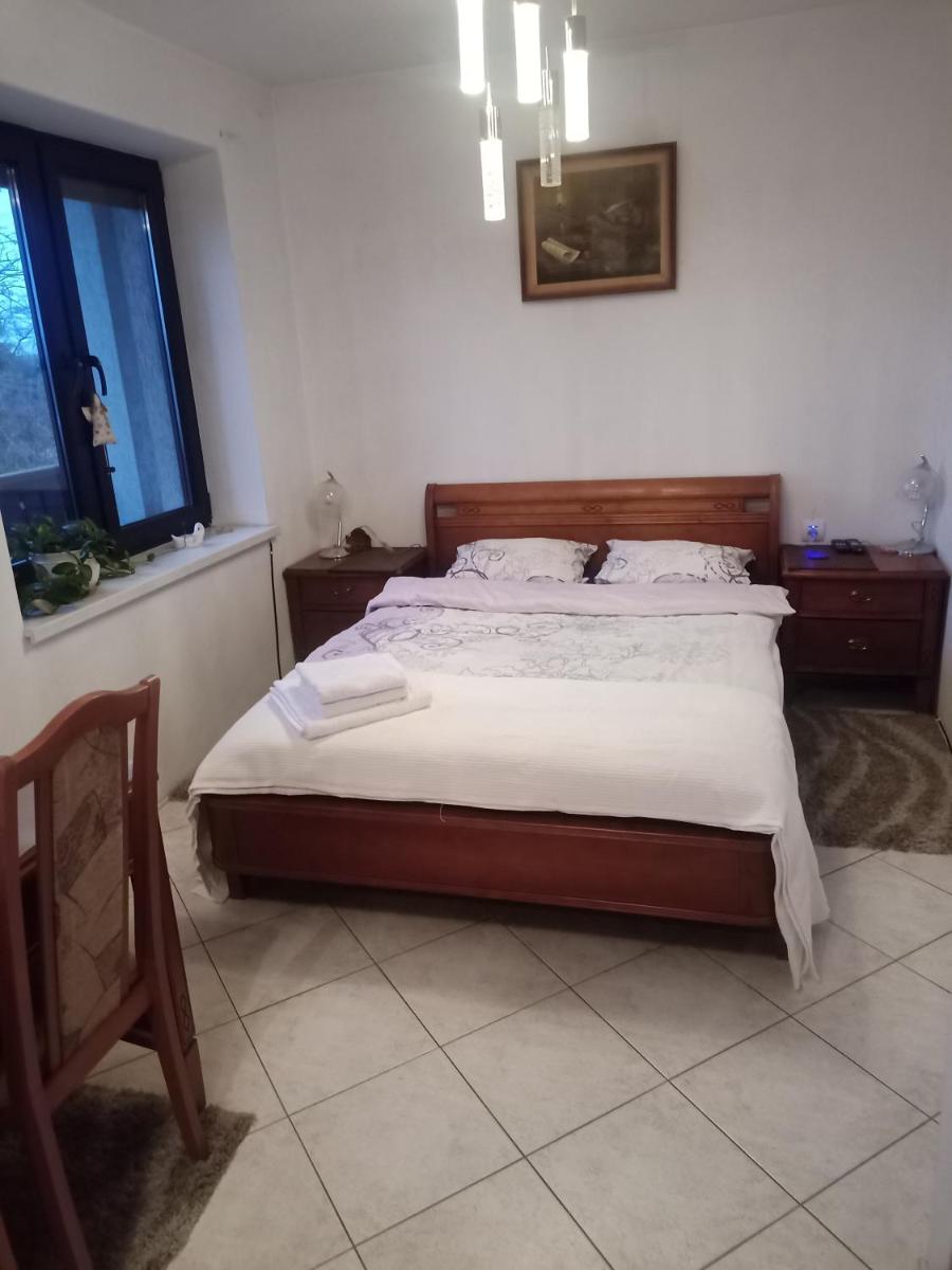 Pokój w domu z dużym ogrodem - Housity