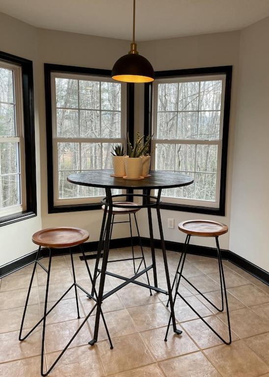 Beautiful Modern Mountain Home! Great location! Sleeps 10 - Housity