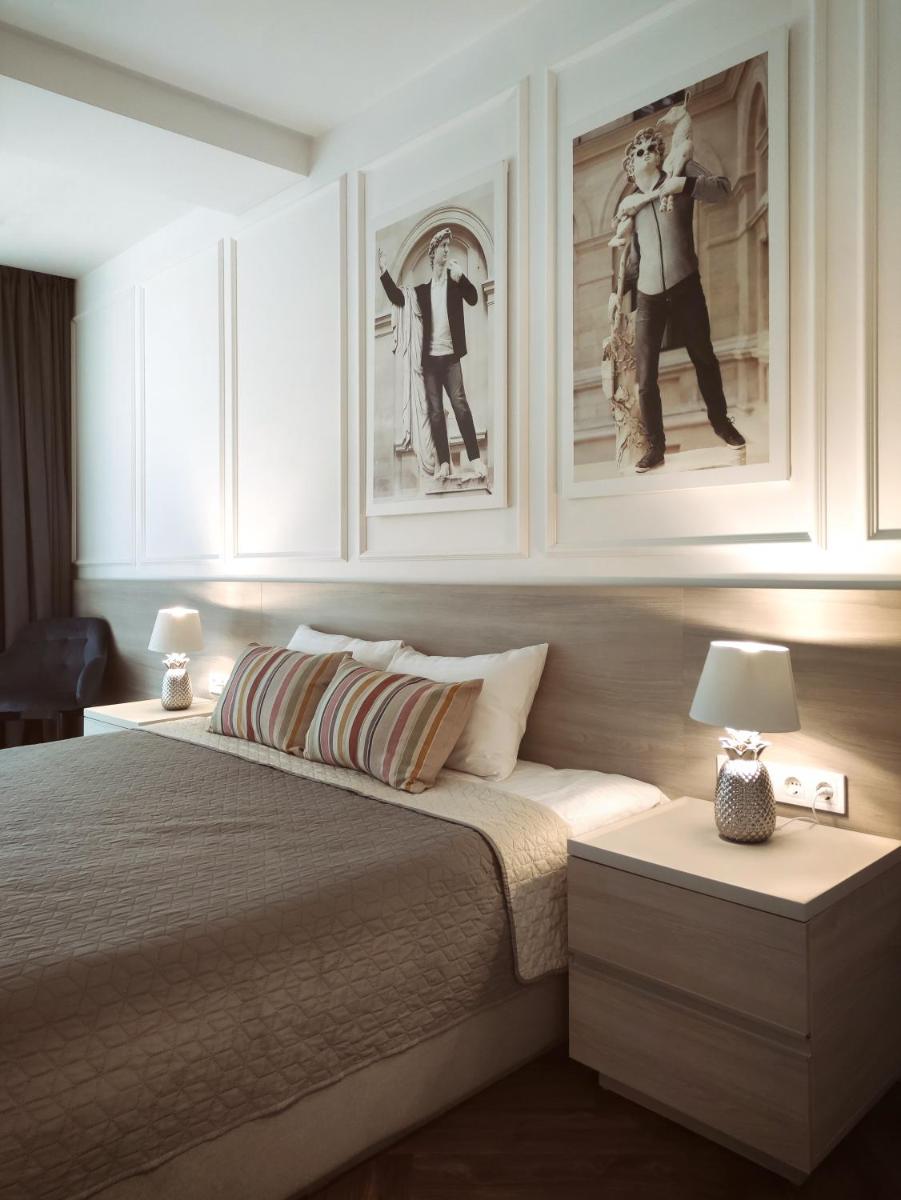 Suitetrails - Modern Classic 2 bedroom apartment near Most City