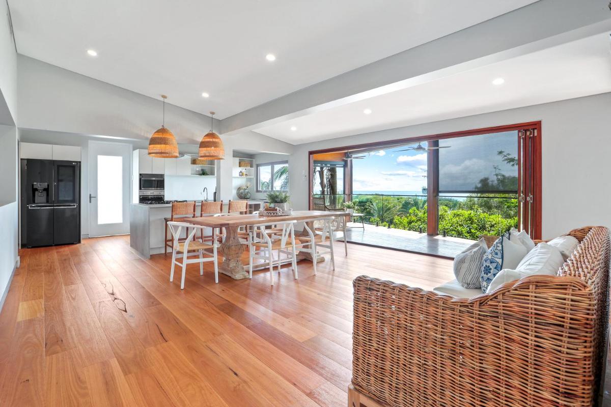 Luxe Coastal Abode, Marcus Beach - Housity