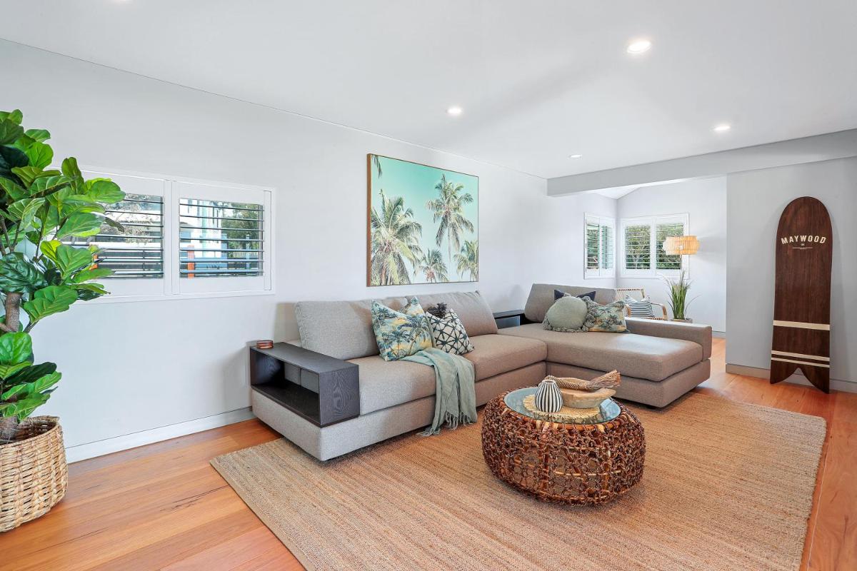 Luxe Coastal Abode, Marcus Beach - Housity