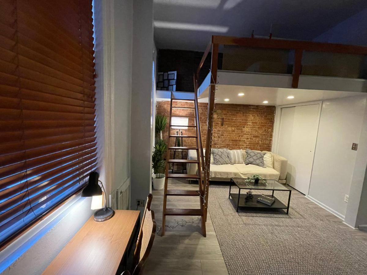 Cozy Studio  in Hells Kitchen - Housity