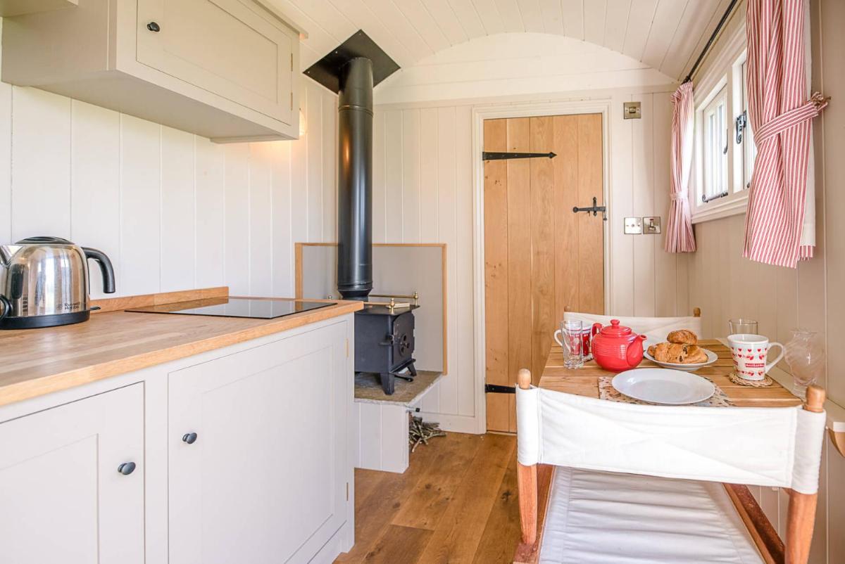 Thyme Shepherds Hut Boundary Farm, Framlingham - Housity
