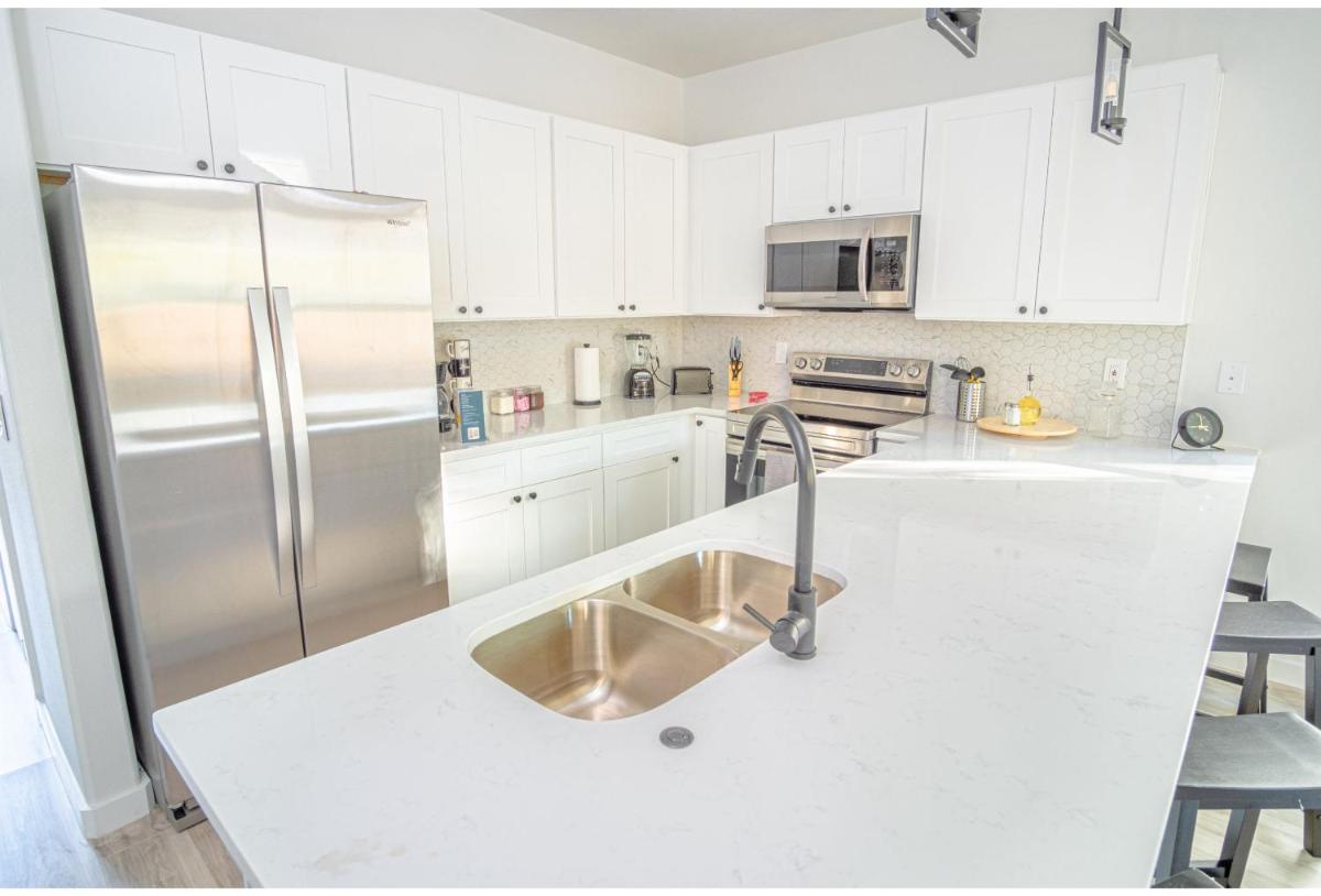 Spectacular Cozy 3 BR plus 2 and a half BA Apt Near Downtown - Housity
