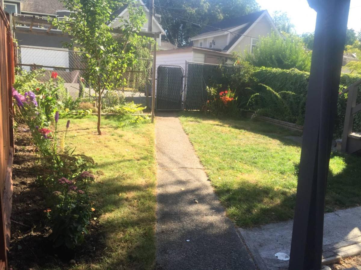 Quiet-comfy 3 bedroom home on a tree lined street in Kits - Housity