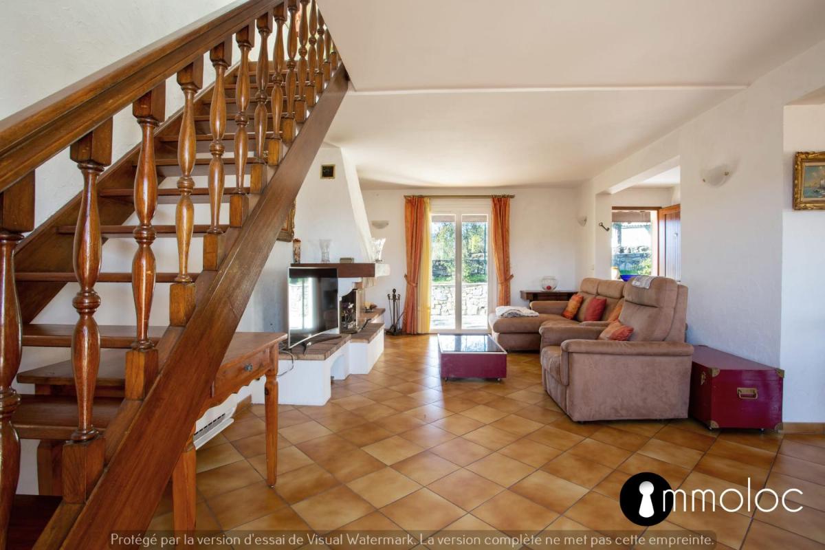 4 bedroom house with air conditioning and garden - Housity