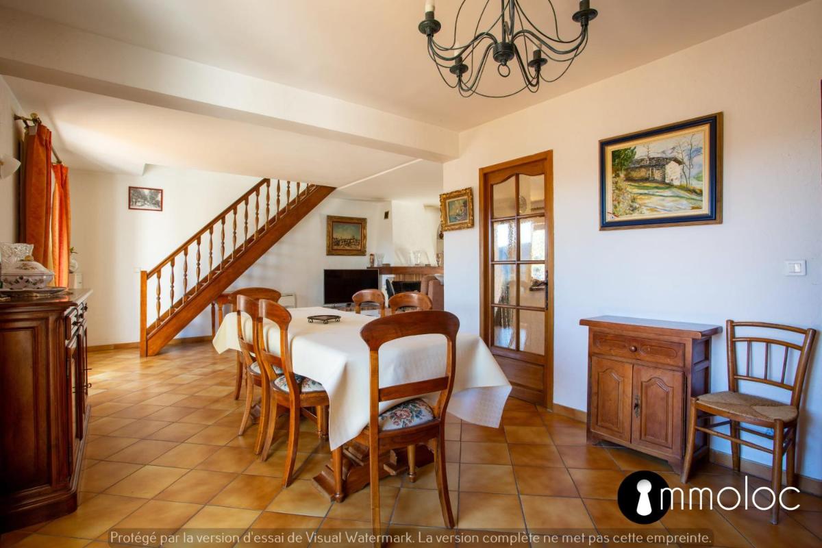 4 bedroom house with air conditioning and garden - Housity